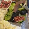 découpe de fromage et charcuterie à l'épicerie du poujol