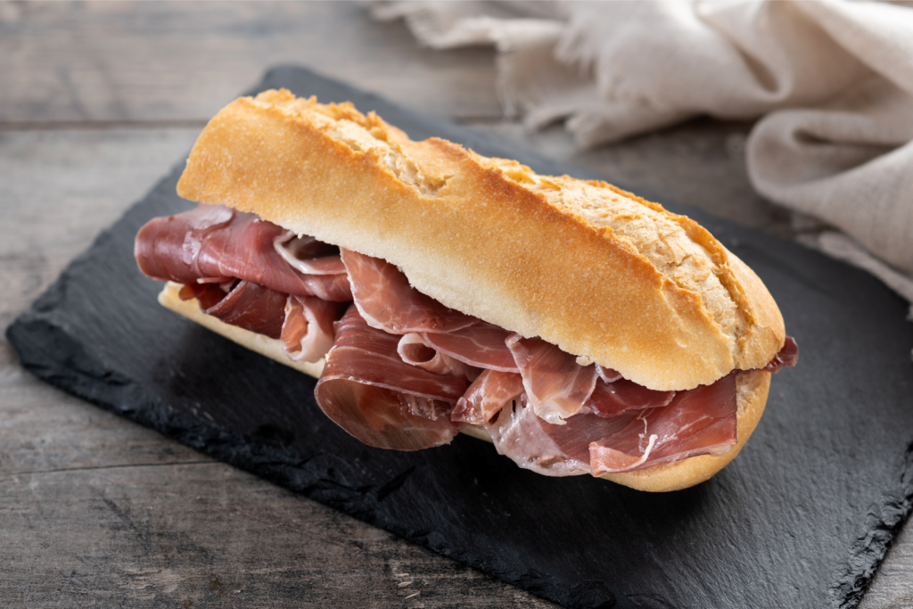 sandwich sur mesure à l'épicerie du poujol